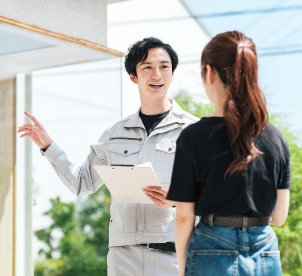 男性スタッフ　打ち合わせ風景　写真