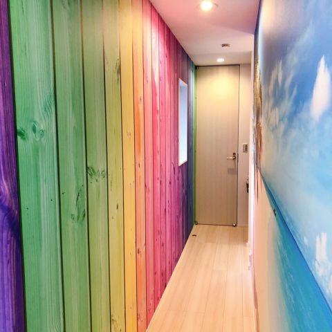 虹色が可愛いカラフルな壁 アイキャッチ画像
